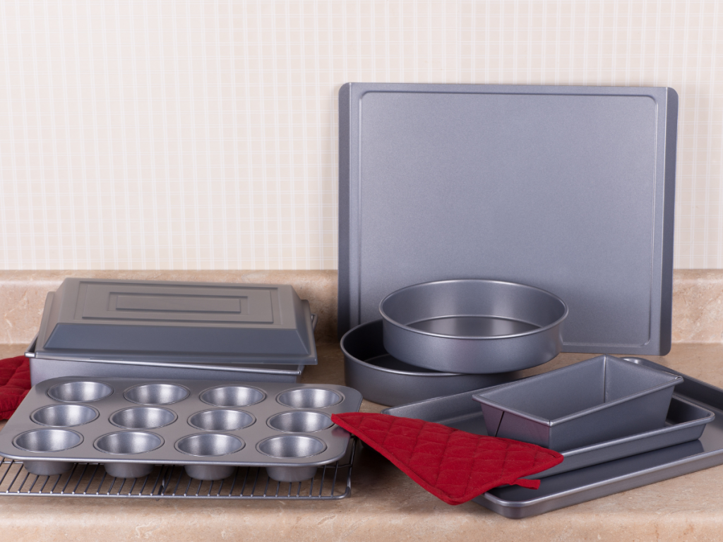 A picture of a set of kitchen bakeware
